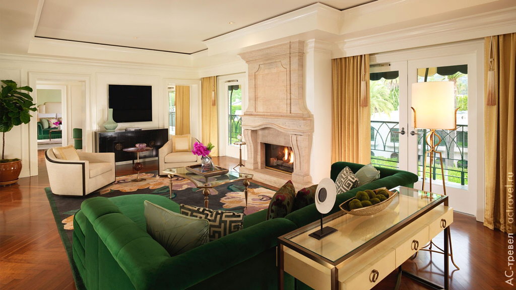 Гостиная номера Presidental Suite в основном здании отеля