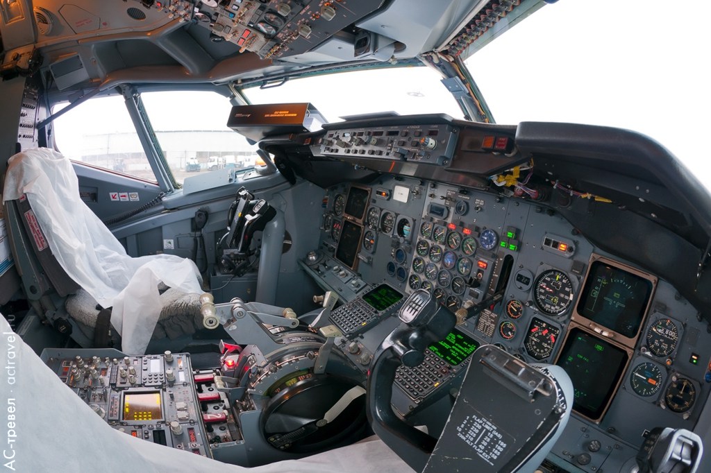 Кабина Boeing 737
